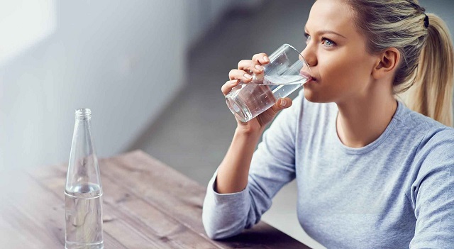 Uống nước đủ 2 lít mỗi ngày sẽ giúp cơ thể bạn tràn đầy năng lượng