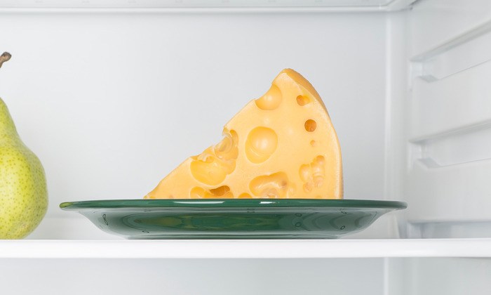 Bảo quản phô mai trong ngăn mát tủ lạnh để tránh bị hỏng