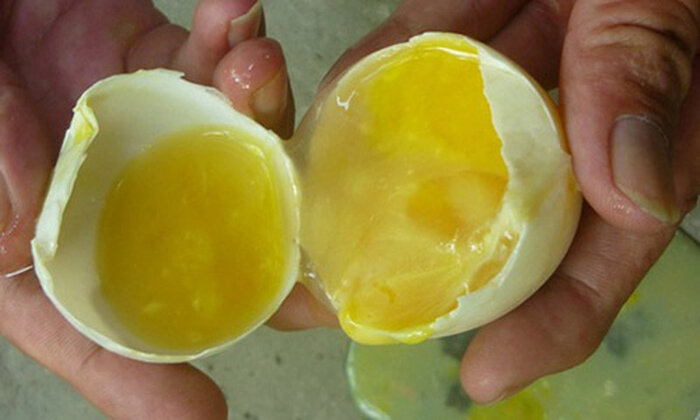 Trứng ung là một dấu hiệu của các quả trứng bị hỏng