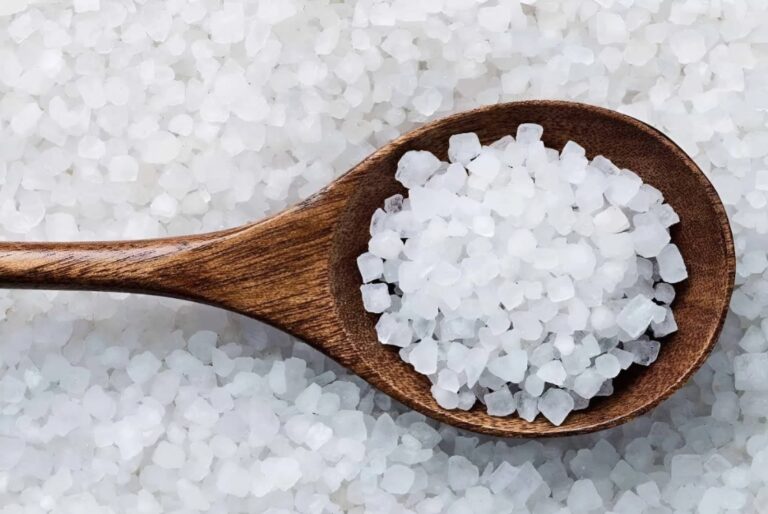 Tại sao nên rắc muối khi về nhà mới? Mẹo phong thủy ai cũng nên biết