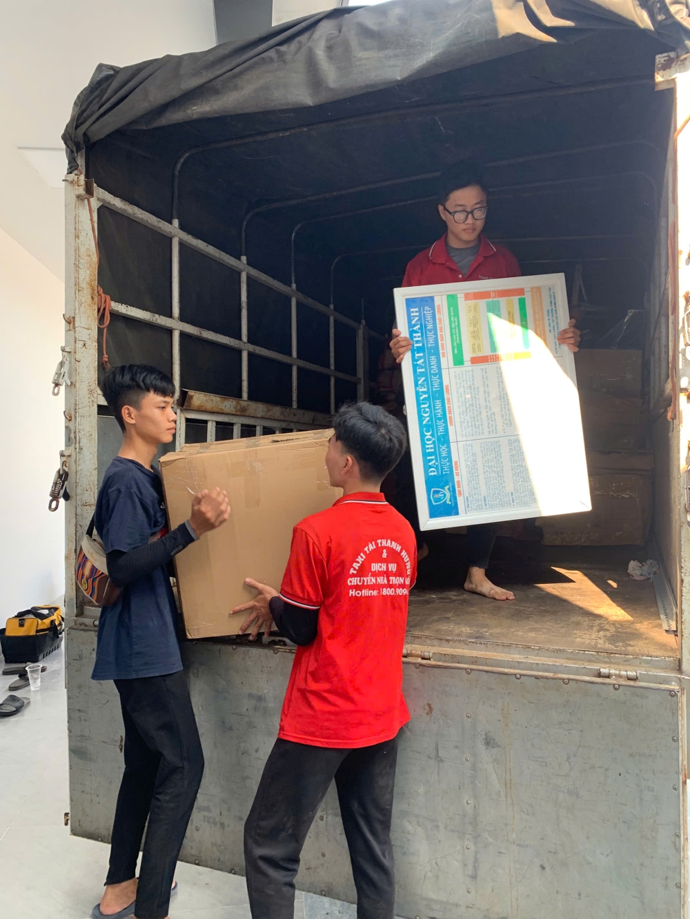 Xe thùng kín chạy tuyến đường dài