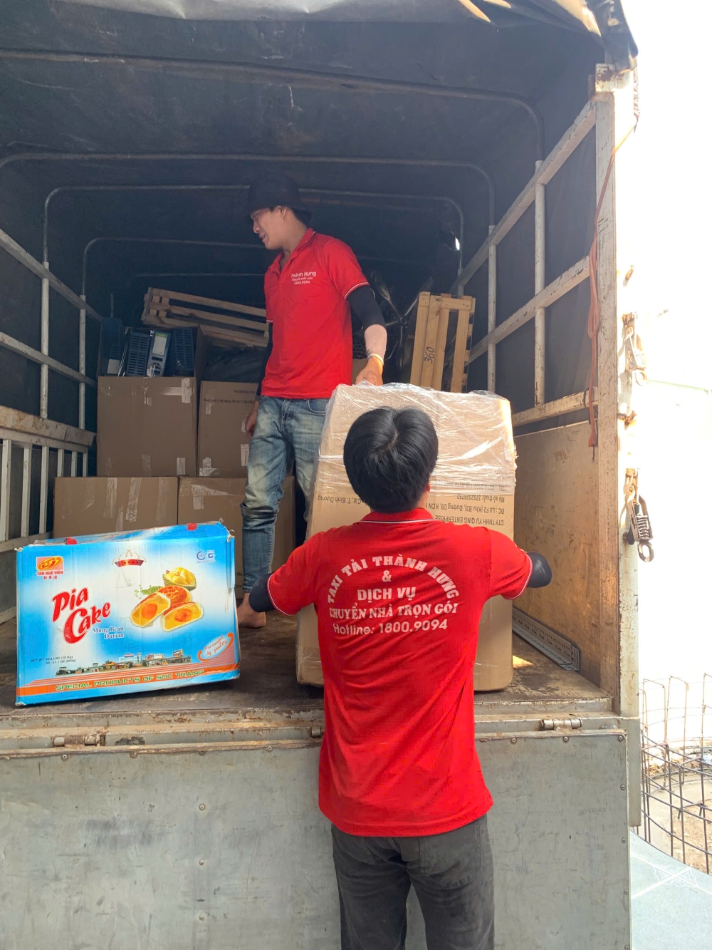 Đóng gói và bốc xếp tài liệu, thùng carton lên xe tải